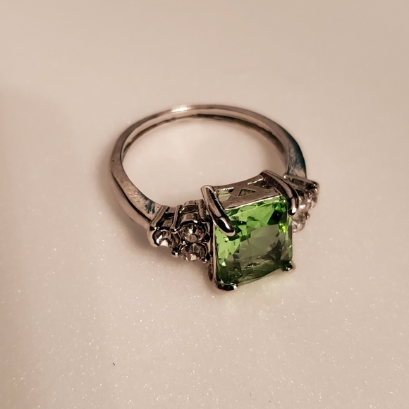 NWOT RING-Silver toned, green square cut setting with clear rhinestones. Size 8 - Picture 2 of 6